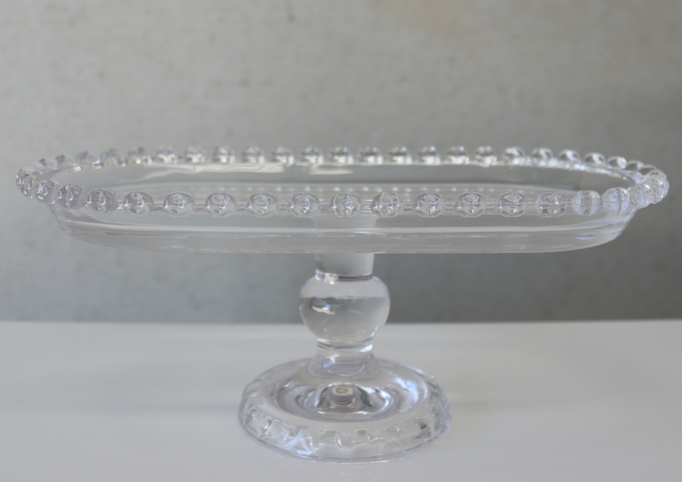 THE DETAILED OVAL GLASS STAND