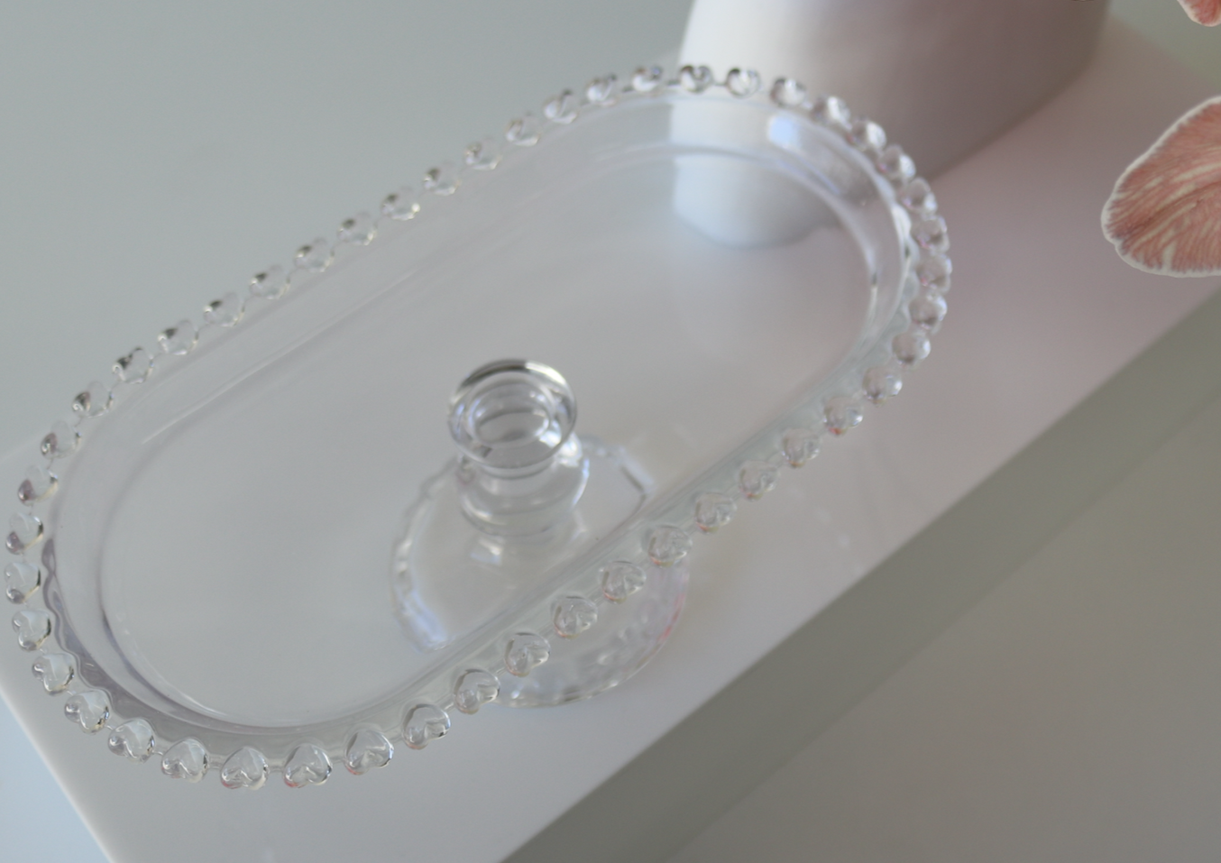 THE DETAILED OVAL GLASS STAND